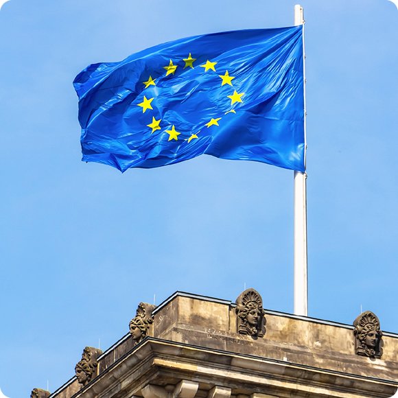 Bandeira da União Europeia sobre um edifício público